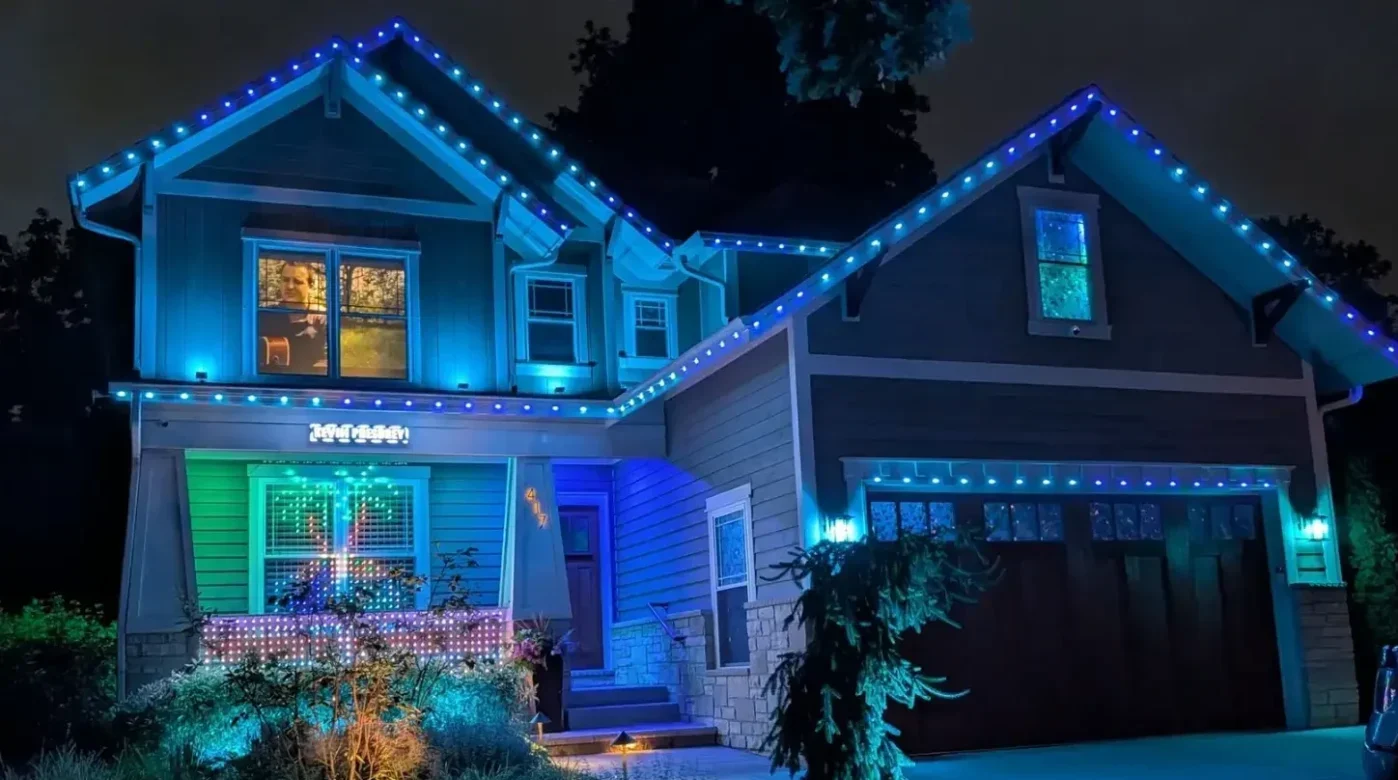 Permanent roofline lighting with Minleon fixtures on Lombard, IL home