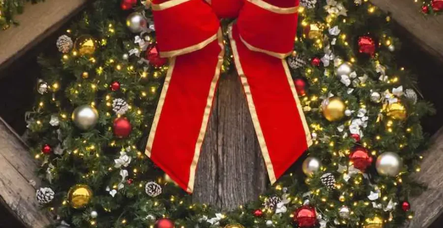 Lit holiday wreath for seasonal decoration by Homerun Lightscapes